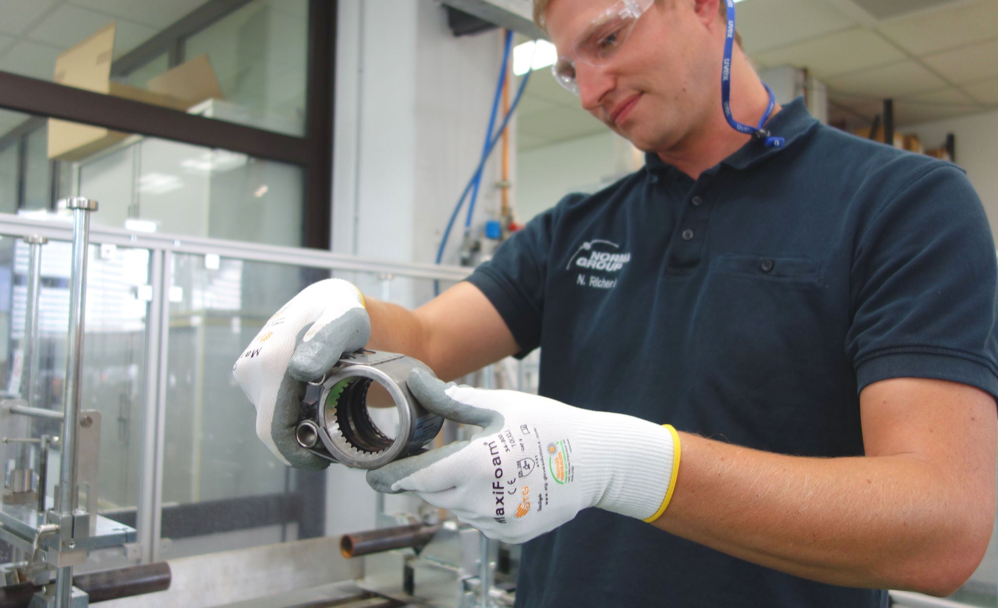 A NORMA Group test engineer checks the FGR pipe coupling for burst pressure and tightness.