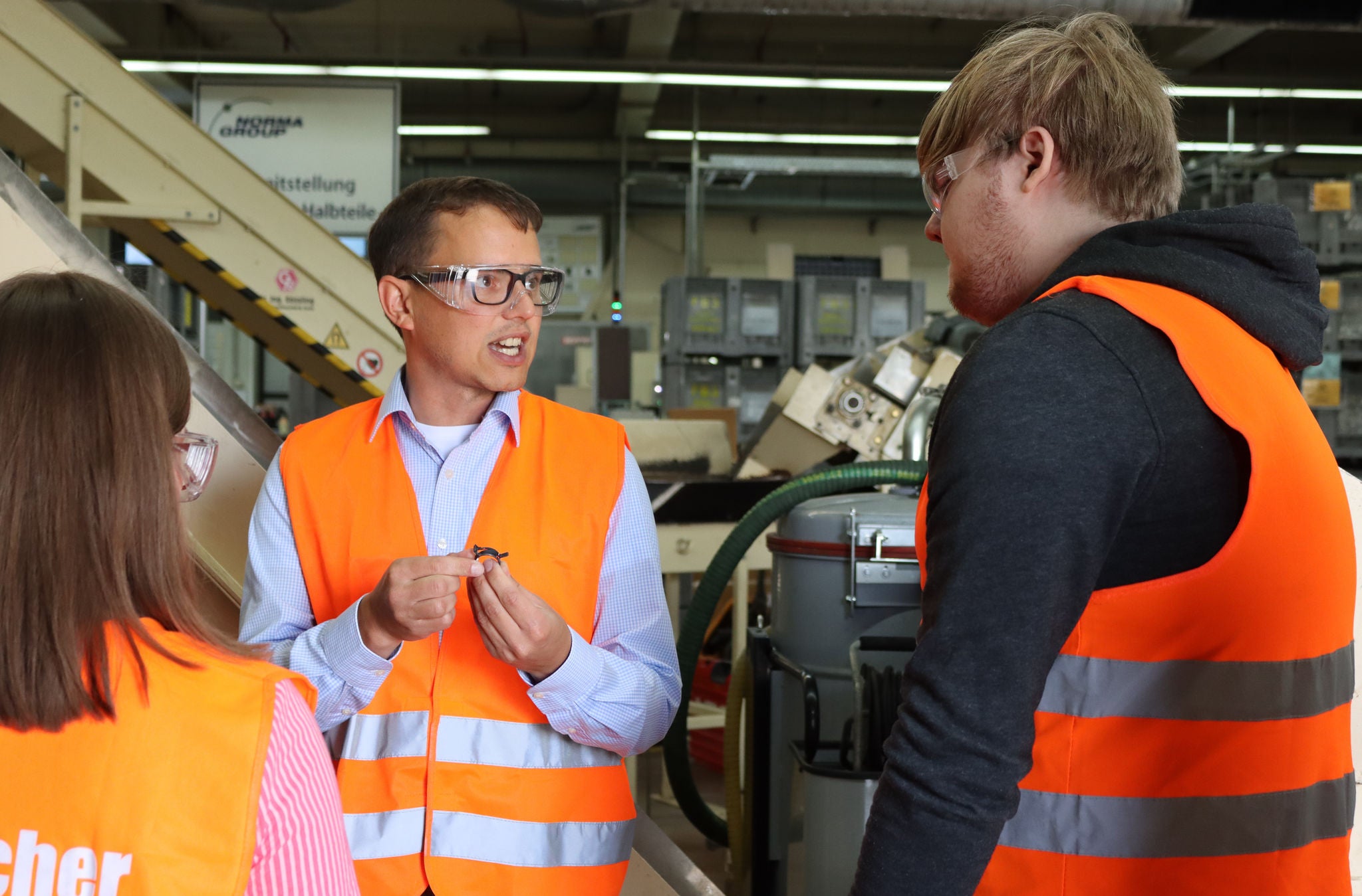 The training head explains a clamp to Selma and Benjamin